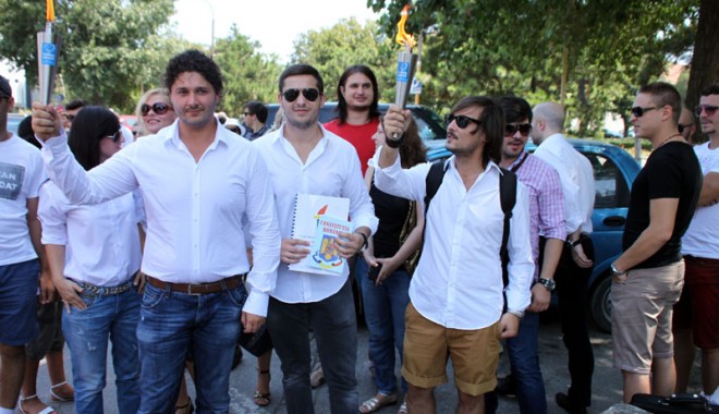 Tinerii din Forța Civică au dus flacăra democrației la sediile PSD și PNL din Constanța - mitingfortacivica4-1375113192.jpg
