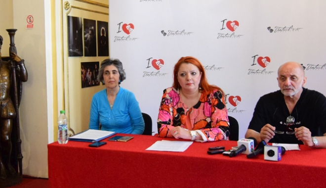 Teatrul antic, la malul mării.  
