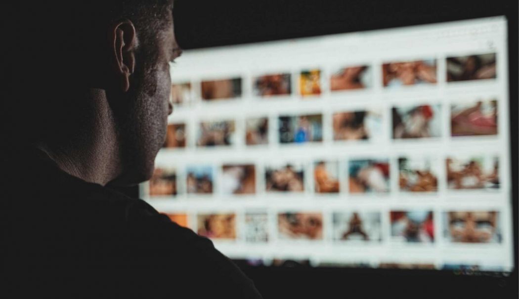 Un bărbat din Constanța a postat pe un site pornografic pozele unor femei fotografiate fără știrea lor - mizellpornographyaccess1536x1097-1749556104.jpg