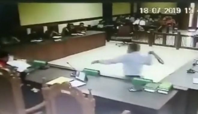 VIDEO VIRAL! Un avocat și-a scos cureaua și a început să-i lovească pe judecători - mja0odlindy3ywqzzwzlzgfjyzm1ywy1-1563882290.jpg