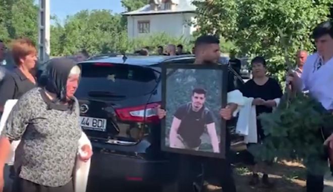 Momente dramatice la căpătâiul tânărului mort în Grecia. Familia l-a condus, astăzi, pe ultimul drum