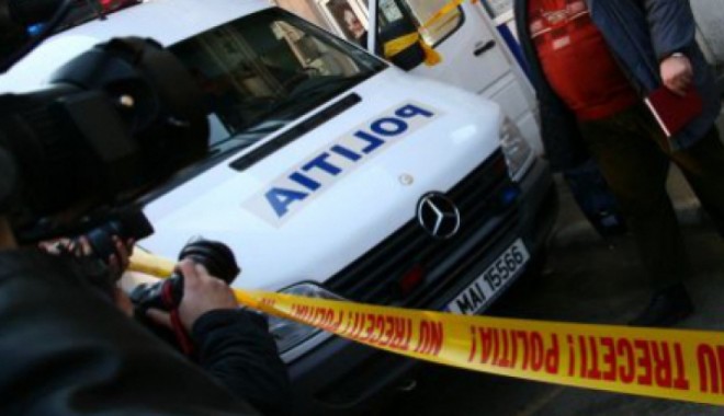 Moarte suspectă! Un bărbat a fost găsit într-o baltă de sânge, chiar în apartamentul său - moartesuspectaincapitalaunbarbat-1353140727.jpg