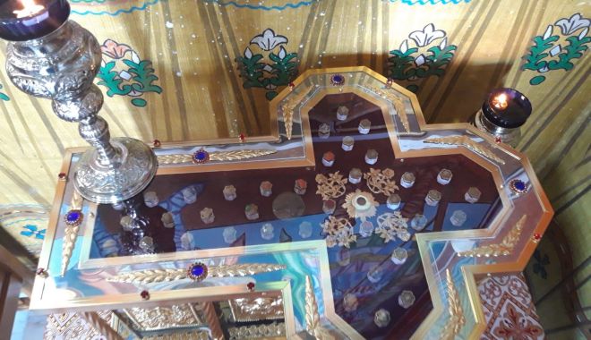 Moaștele de la Sfântul Munte Athos au fost aduse la mănăstirea Colilia - moaste-1561155897.jpg
