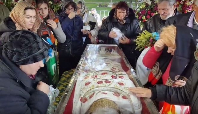 Incident șocant. Un bărbat a leșinat după ce s-a rugat la moaștele Sfintei Parascheva - moaste-1570804340.jpg