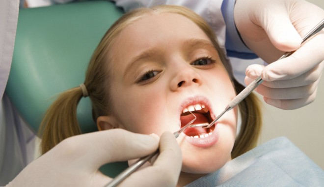 Prima vizită a copilului la dentist - moinacopildentist-1366986193.jpg