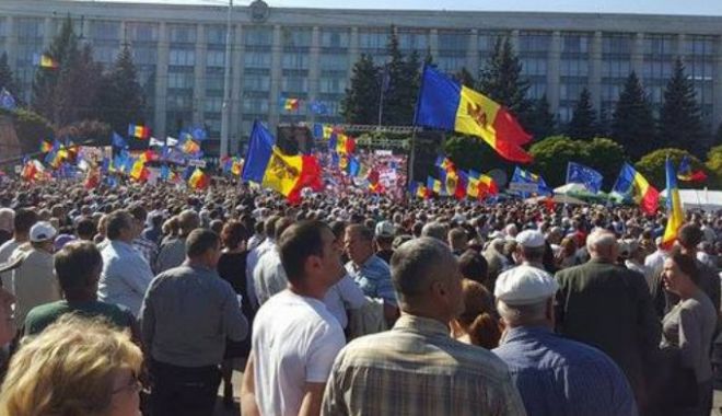 Mii de persoane protestează la Chișinău împotriva deciziei de invalidare a alegerilor din Capitală - moldova-1529852843.jpg