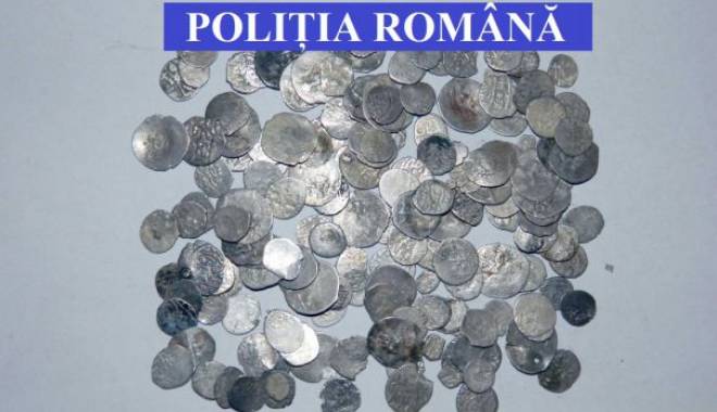 Percheziții la Constanța, într-un dosar cu obiecte de patrimoniu - monede-1450445719.jpg