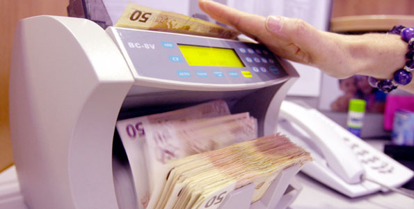 Diferența enormă dintre banii publici cheltuiți în 2012 pentru alegeri față de anul 2000 - moneycountereuro-1351766106.jpg