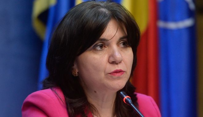 Ministerul Educației are obiectivul de a asigura până în toamnă laptop-uri sau tablete elevilor care nu au astfel de dispozitive - monicaanisie-1588435649.jpg