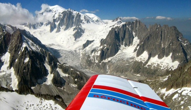 Un avion ușor  a aterizat  pe un ghețar  din Mont-Blanc - montblanc-1365172909.jpg