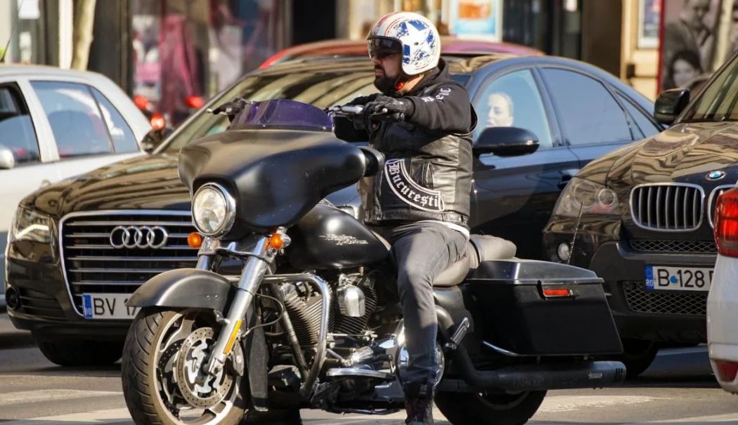 E oficial! Mopedele şi motocicletele, exceptate de la obligaţia de a fi dotate cu trusă medicală, triunghiuri reflectorizante şi extinctor