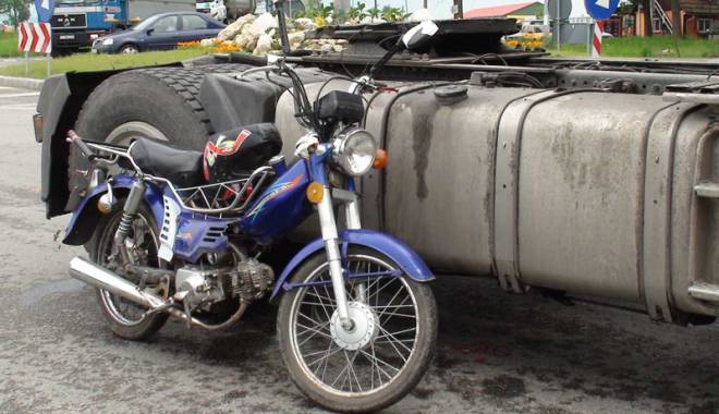 Cu băutura-n cap, călare pe moped! - mopedistbaut-1439402752.jpg