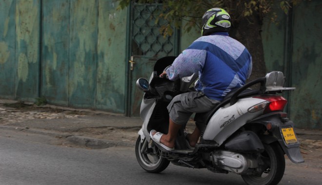 Scuteriștii de profesie, așteptați să înceapă școala - mopedscuter3-1349193544.jpg