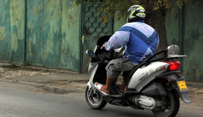 SCHIMBAREA DIN CODUL RUTIER CARE VA SCOATE DIN TRAFIC MII DE CONSTĂNȚENI - mopedscuter3-1357573168.jpg