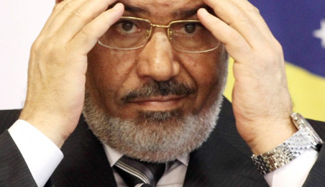 Mohamed Morsi, adus cu elicopterul la tribunal - morsi-1383567150.jpg