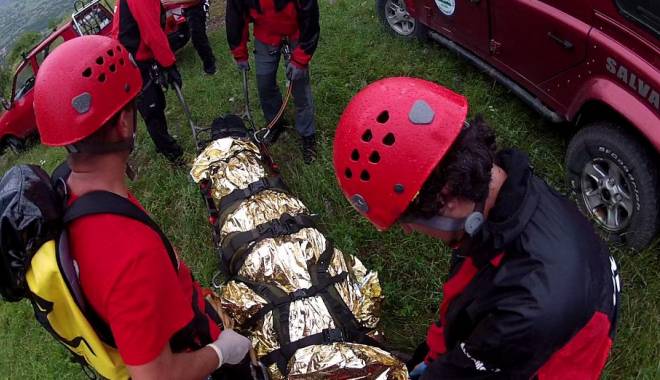 Un turist a murit după ce a căzut într-o râpă din Munții Piatra Craiului, în timp ce făcea o poză - mort-1440942097.jpg