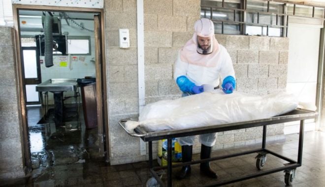 Un tânăr stă de 12 ore cu mama moartă în casă, în așteptarea unui medic care să constate decesul - mort-1632666524.jpg