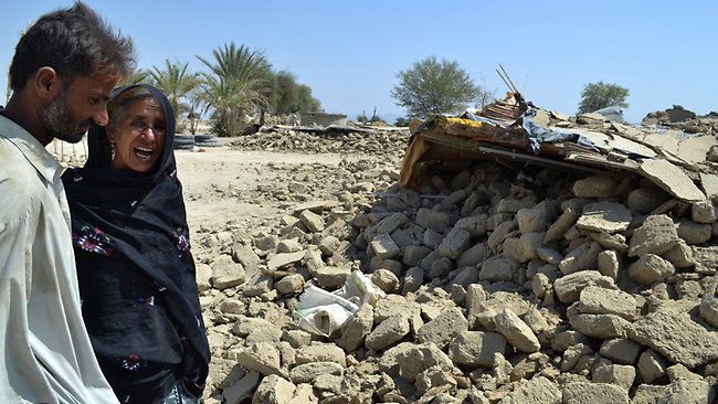Aproape 350 de oameni morți în cutremurul din Pakistan - morti-1380255427.jpg