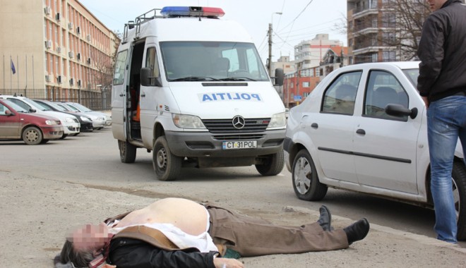 Caz șocant la Constanța: cadavrul unui contraamiral, abandonat  de Ambulanță în fața unei școli! - mortinstrada12-1330363215.jpg