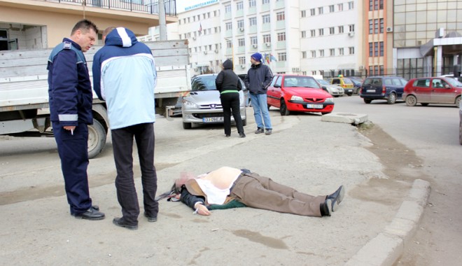 Caz șocant la Constanța: cadavrul unui contraamiral, abandonat  de Ambulanță în fața unei școli! - mortinstrada15-1330363238.jpg