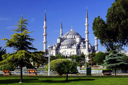 Un bărbat înarmat a deschis focul  lângă Moscheea albastră din Istanbul - moscheeaalbastraistanbul-1322667032.jpg