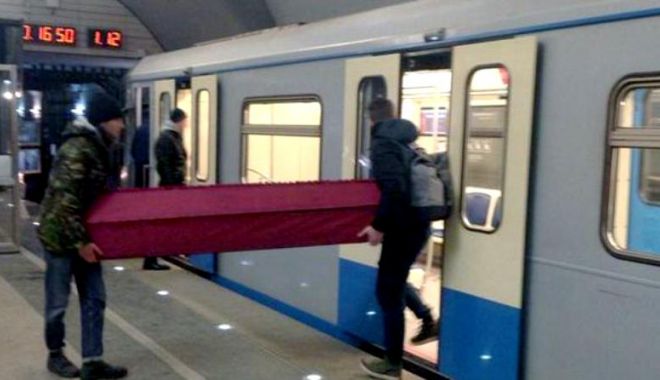 IMAGINEA ZILEI / Cu sicriul în metrou - moscovae1543929179351-1543929640.jpg