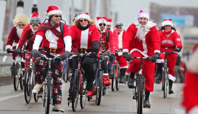 Moș Crăciun pe bicicletă, în scopuri nobile - moscraciun-1481134273.jpg