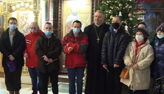Moș Crăciun a împărțit daruri în biserică pentru zeci de tineri cu sindrom Down - moscraciun-1640271656.jpg
