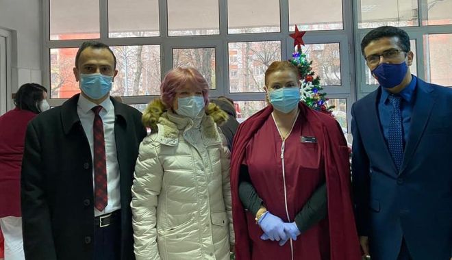 GALERIE FOTO / Moș Crăciun a venit cu daruri la cadrele medicale din Spitalul de Boli Infecţioase - moscraciun2-1608131896.jpg
