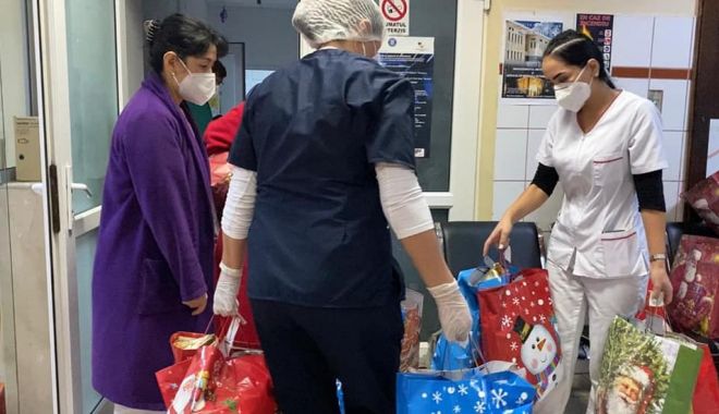 GALERIE FOTO / Moș Crăciun a venit cu daruri la cadrele medicale din Spitalul de Boli Infecţioase - moscraciun4-1608131915.jpg