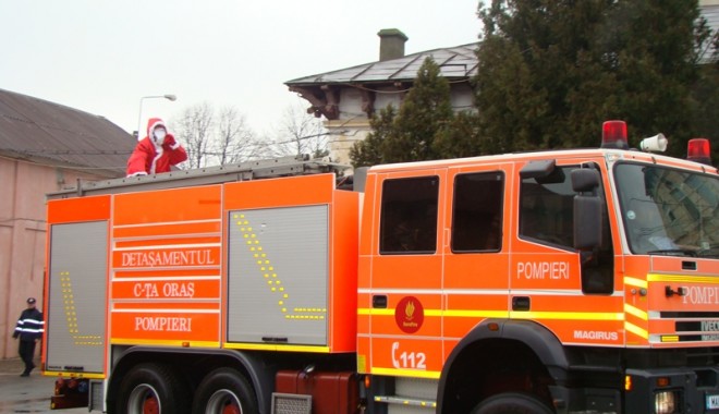 Moș Crăciun a venit la copiii pompierilor 