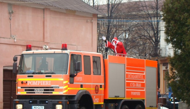 Moș Crăciun a venit la copiii pompierilor 