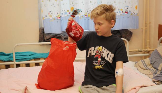 Moș Crăciun vine  la copiii internați  la secția de Pediatrie - moscraciunpediatrie2cadouriexclu-1450378073.jpg