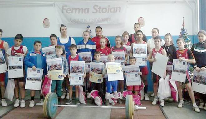 Moș Nicolae a lăsat cadouri la sala de haltere de la LPS - mosnicolaelpshalteresursafaceboo-1418064797.jpg