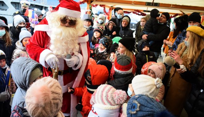 GALERIE FOTO. Moş Crăciun-scafandru a venit din largul mării, cu cadouri pentru copiii din Ciobanu şi Nazarcea - mosscafandru3-1640095264.jpg
