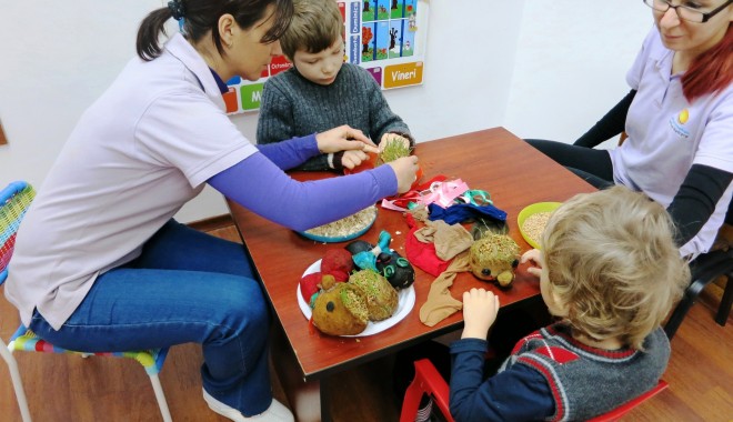 Copii cu autism îl așteaptă pe MOȘ NICOLAE - mosullaautism-1386247692.jpg