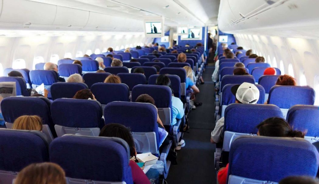 Motivul halucinant pentru care un cuplu a fost escortat de poliție din avion. „A fost foarte jenant”