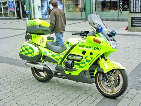 Paramedicii SMURD dau primul ajutor de pe motocicletă - moto-1315305240.jpg