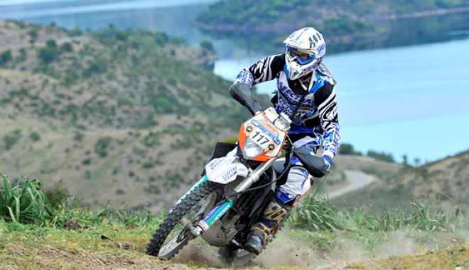 Turați motoarele, începe Raliul Dakar 2012! - moto-1325014224.jpg