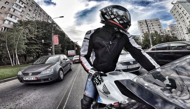 PERICOLE PE ȘOSELE! Motociclist fără permis, kamikaze în stațiunea Mamaia! - moto-1591690833.jpg