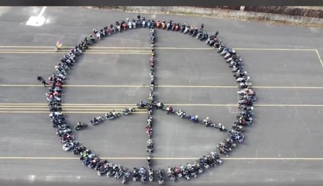 Sute de motocicliști români au format un uriaș semn al păcii: Gestul pacifist, însoțit și de o donație - moto-1646661634.jpg