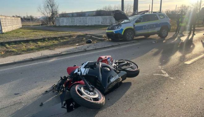 O motocicletă scăpată de sub control a lovit o maşină a Poliţiei aflată în misiune - motocicleta-accident-masina-poli-1707238161.jpg