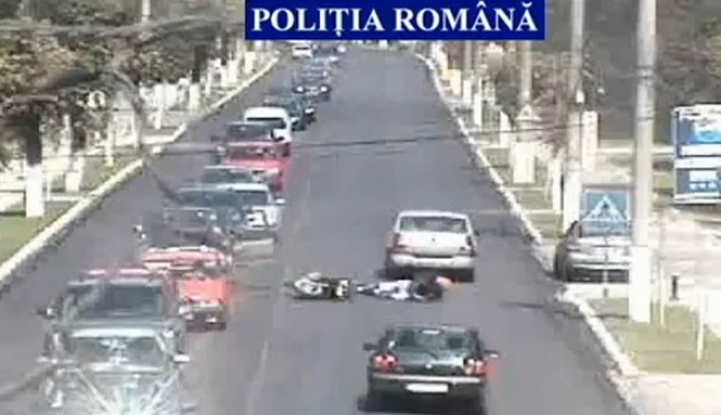 Vezi aici filmulețul Poliției Române care a strâns 100.000 de vizualizări / VIDEO - motociclistjos-1317194830.jpg
