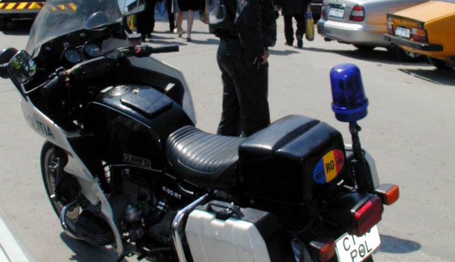 Polițist de la Rutieră, lovit de un microbuz în stațiunea Mamaia - motociclistrutiera-1313777286.jpg