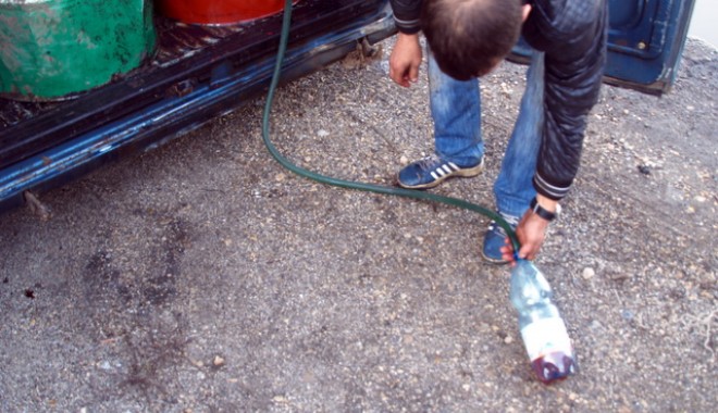 Aproape două milioane de lei, confiscați de la comercianții de combustibil din Constanța - motorina-1336484837.jpg
