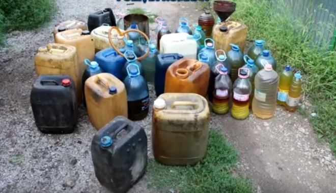Constănțeni prinși în flagrant în timp ce furau motorină dintr-o barcă - motorina-1507717329.jpg