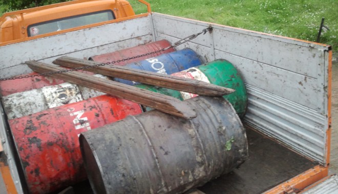 Sute de litri de motorină, confiscate la Cernavodă - motorinacernavoda41339183396-1383561568.jpg