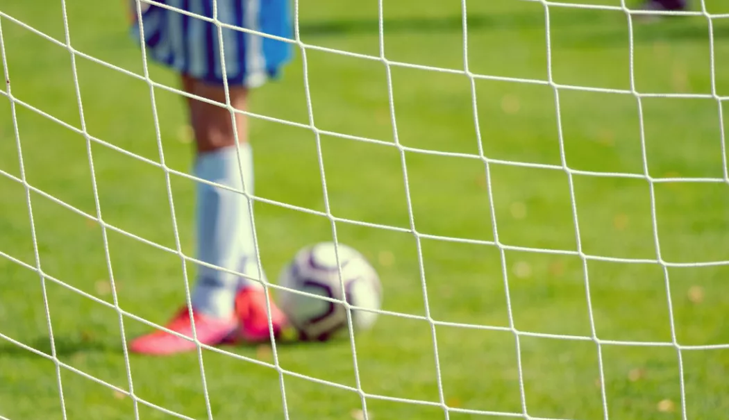 Un băiat de 13 ani a ajuns la spital după ce o poartă de fotbal s-a prăbușit peste el - mszoyxnopthinzkwnmvhymy0y2nhntfm-1773569961.webp