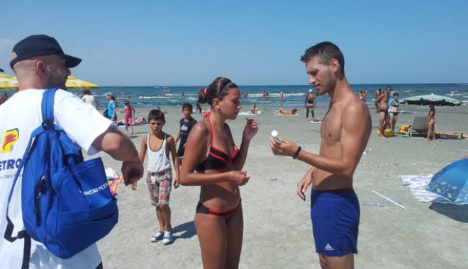 Scrumiere ecologice, împărțite de voluntari pe plajele din Mamaia - mucuritigari-1343579254.jpg
