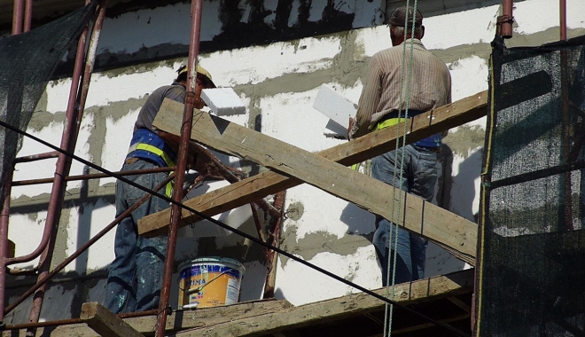 Sute de constănțeni au lucrat anul trecut fără forme legale - munca-1483970172.jpg